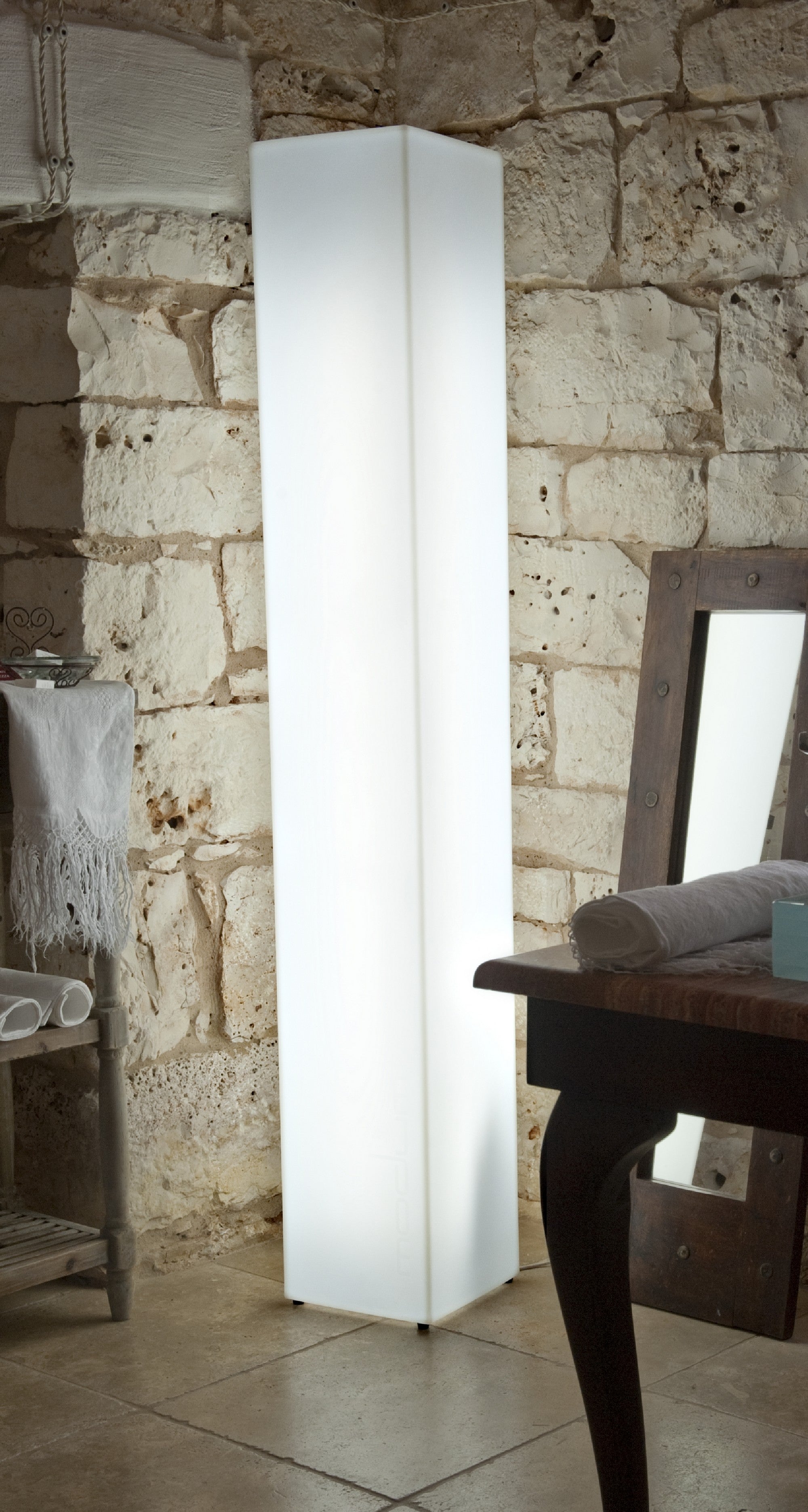 Tower Lampada Neutra Con Kit Luce Neon Cm.28x28x178h Modum
