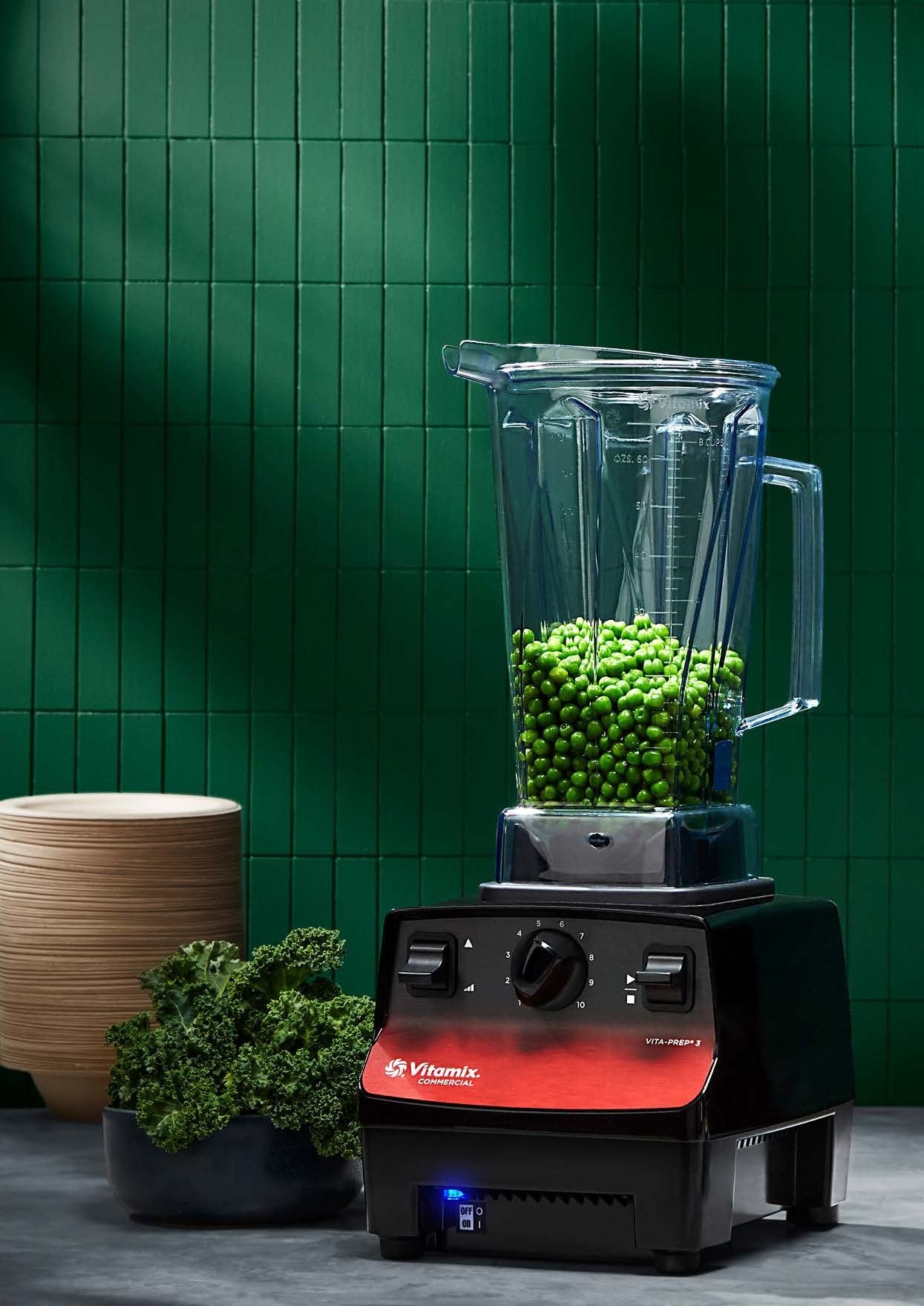 Vitamix Vita-Prep 3 in una cucina professionale mentre frulla piselli per una vellutata
